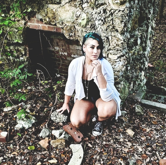 Meet your Posher, Elise - Picture 2 of 2